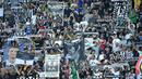 Suporter Juventus mendukung timnya saat meraih kemenangan 3-1 atas Sassuolo dalam lanjutan Serie A di Juventus Stadium, Turin, Sabtu (10/9/2016). (Reuters/Giorgio Perottino)