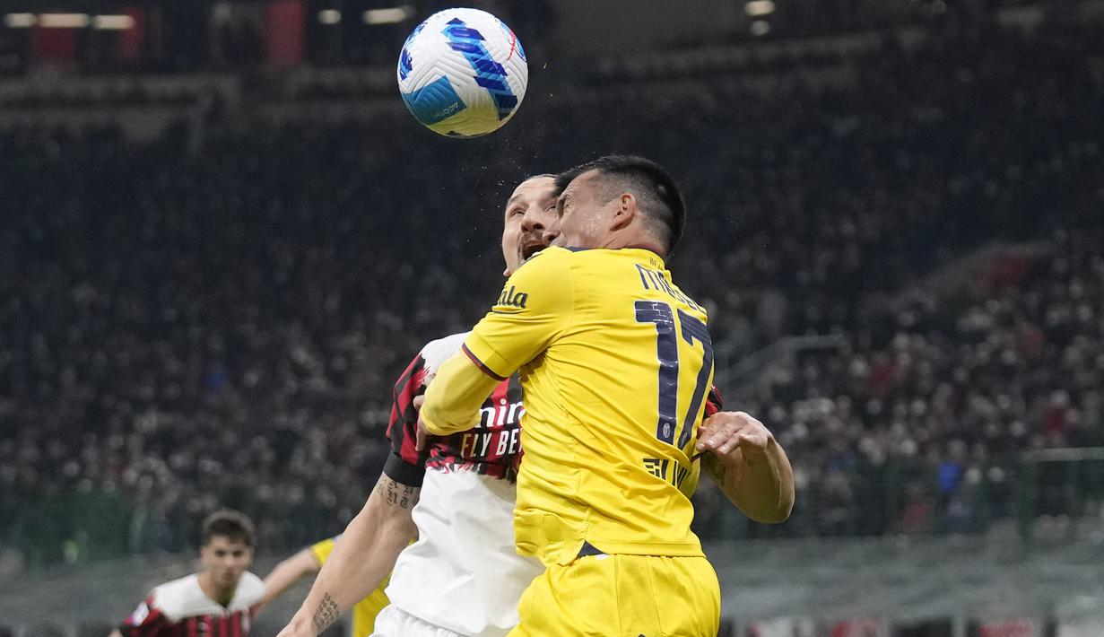 Ada yang menarik dari pertandingan ini. Pada menit 78, Ibra mengadu kepala dengan Gary Medel saat hendak menyambar umpan Alessandro Florenzi. (AP/Antonio Calanni)