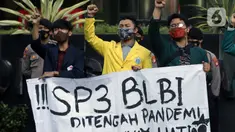 Mahasiswa yang tergabung dalam Aliansi BEM Seluruh Indonesia melakukan unjuk rasa di depan Gedung KPK, Jakarta, Jumat (9/4/2021). Mereka mempertanyakan penerbitan SP3 terkait kasus dugaan korupsi BLBI untuk Sjamsul Nursalim dan istrinya, Itjih Sjamsul Nursalim. (Liputan6.com/Helmi Fithriansyah)