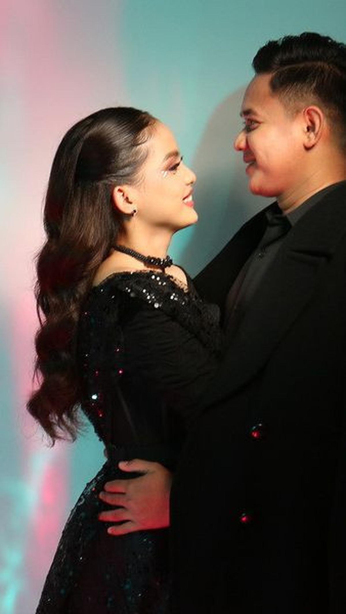 Di photoshoot perdana sebagai sepasang suami istri&nbsp;