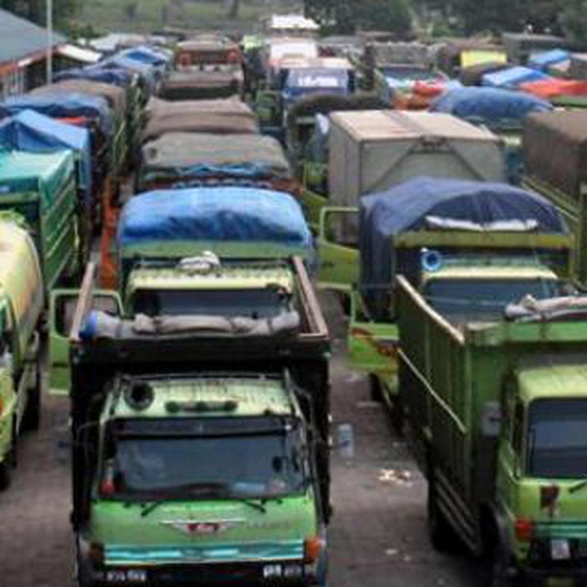 Truk Tangki Terguling di Mojokerto, Warga Berebut Minyak ...