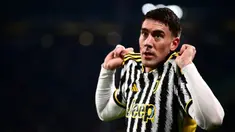 Pemain Juventus Dusan Vlahovic melakukan selebrasi usai mencetak gol ke gawang Juventus pada pertandingan sepak bola Serie A Liga Italia di Allianz Stadium, Turin, Italia, Minggu (26/11/2023). (MARCO BERTORELLO/AFP)