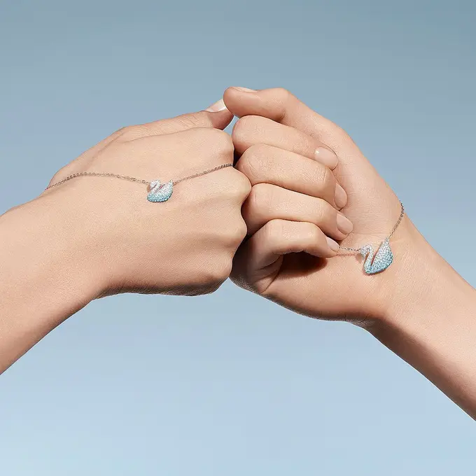 Selain Versace, Swarovski Juga Minta Maaf Pada Cina Soal Penggambaran Wilayah