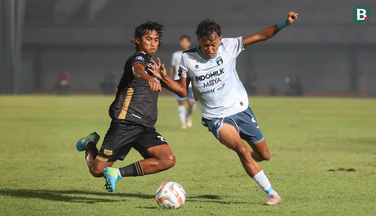 Pemain Dewa United, Ady Setiawan, berebut bola dengan pemain Persita Tangerang, Esal Sahrul, pada laga BRI Liga 1 di Stadion Indomilk Arena, Tangerang, Kamis (27/3/2024). Dewa United menang dengan skor telak 4-1. (Bola.com/M Iqbal Ichsan)