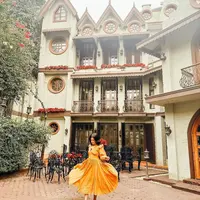 Tasya Farasya baru saja mengunggah foto barunya di depan rumah mewah miliknya