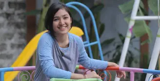 Banyak fans yang datang ke lokasi syuting untuk berfoto hingga ‘kepo’ sama wajah Syifa jika dilihat secara langsung.