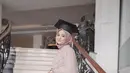 Di momen wisuda ini, Arafah Rianti mengenakan kebaya warna pink pastel. Kebaya ini memiliki detail payet dan tulle di salah satu bahu. (Instagram/arafahrianti).