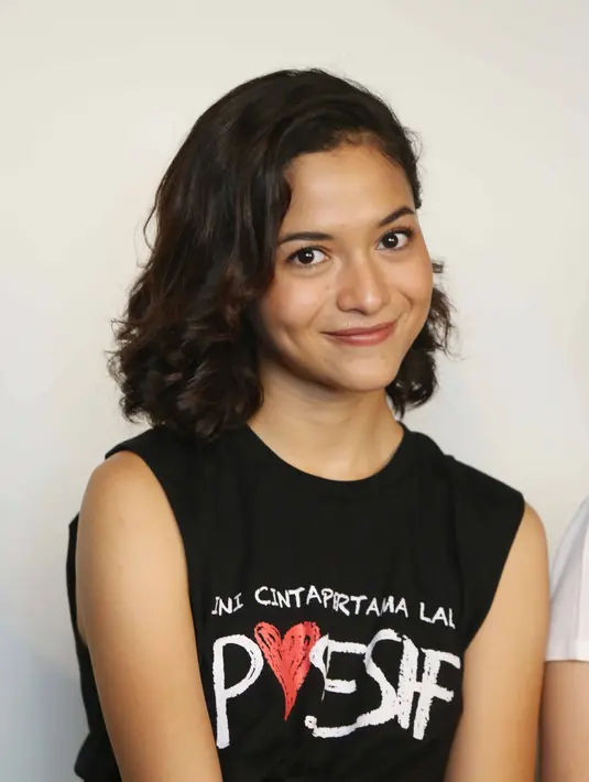 “Puji Tuhan aku bisa menang di film pertama aku. Rasanya seneng dan deg-degan juga. Terima kasih buat keluarga aku di Bali dan semua pihak terutama di film Posesif yang sudah mendukung aku,” tutur Putri Marino. (Nurwahyunan/Bintang.com)