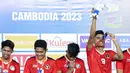 Pemain dan ofisial Timnas Indonesia U-22, Ramadhan Sananta (kanan) mengangkat medali emas dan bonekanya di atas podium saat memenangkan laga final sepak bola SEA Games 2023 melawan Thailand di Olympic Stadium, Phnom Penh, Kamboja, Selasa (16/05/2023). (AFP/Mohd Rasfan)
