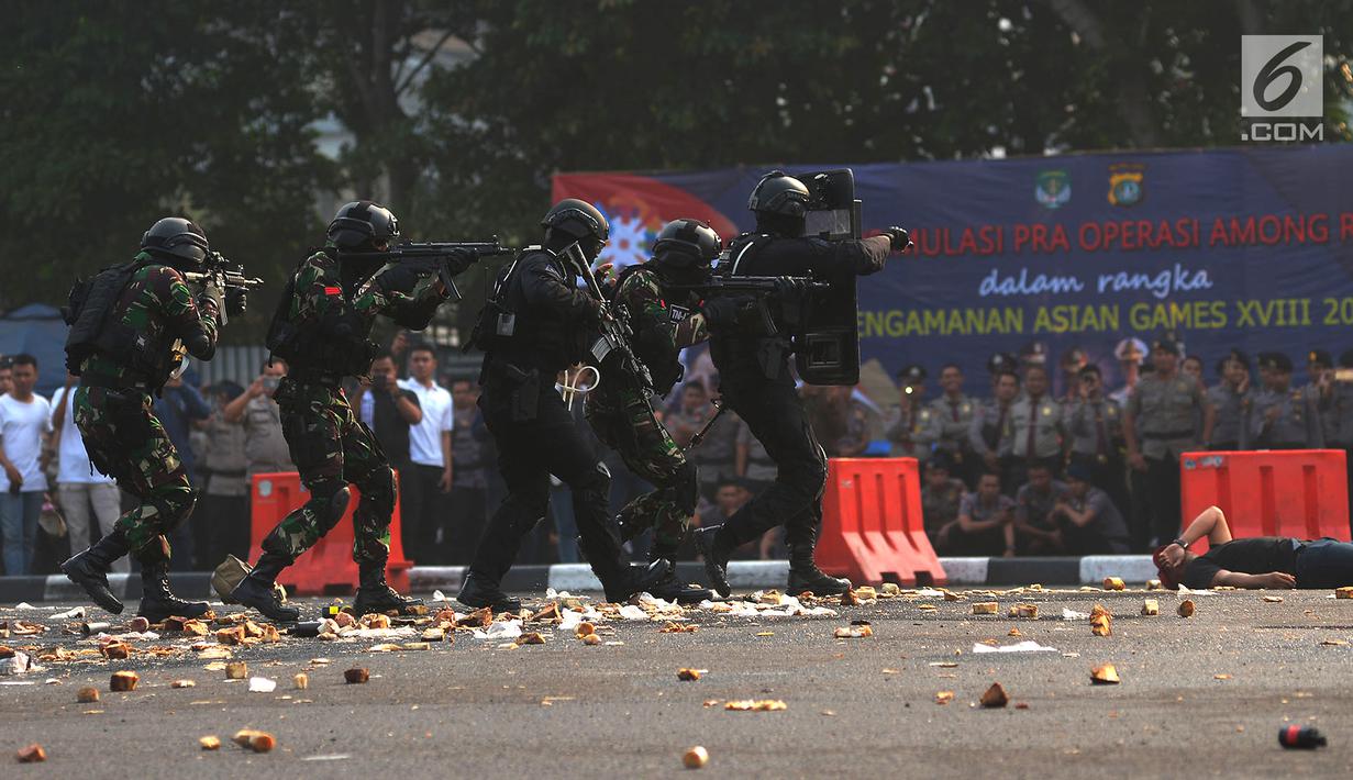 Personel tentara dan polisi bersenjata melumpuhkan perusuh dalam apel pengamanan Asian Games 2018 di Lapangan Ditlantas Polda Metro Jaya, Jakarta, Selasa (31/7). (Merdeka.com/Imam Buhori)