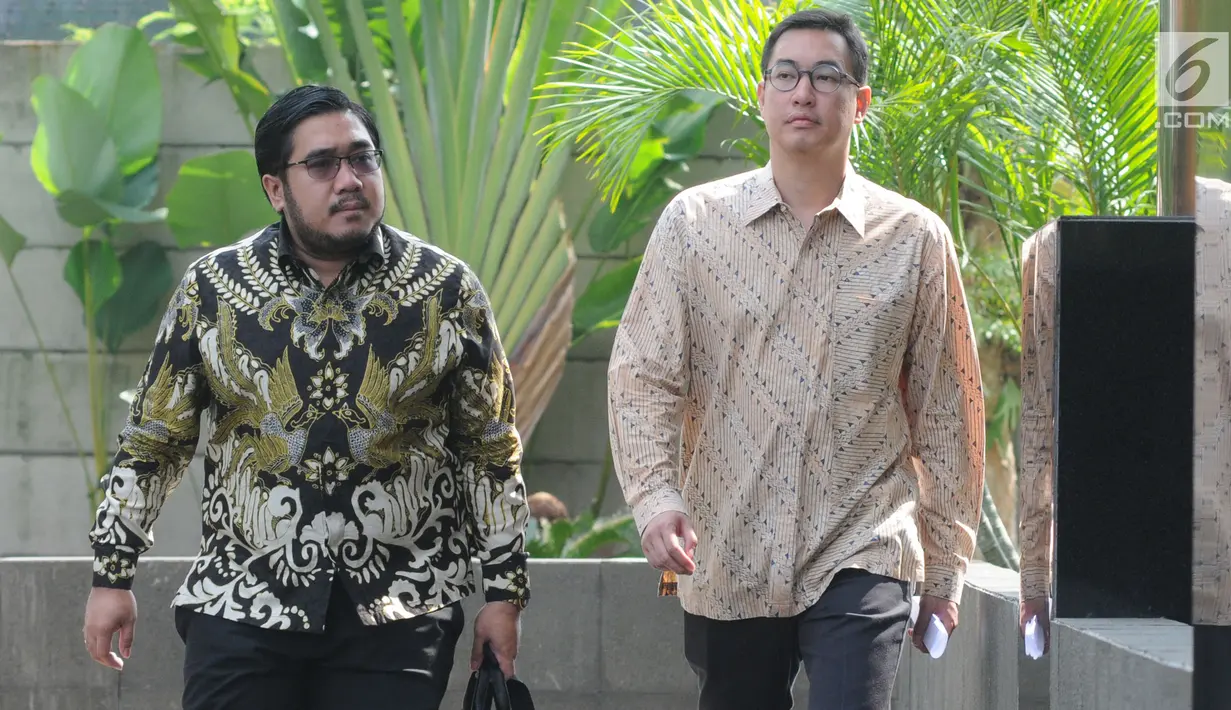 Direktur Utama PT. Samantaka Batubara James Rijanto (kanan) didampingi kuasa hukumnya bersiap untuk menjalani pemeriksaan di Gedung KPK, Jakarta, Jumat (17/5/2019). James diperiksa sebagai saksi dalam kasus suap PLTU Riau-1 yang menjerat Dirut PLN nonaktif Sofyan Basir. (merdeka.com/Dwi Narwoko)