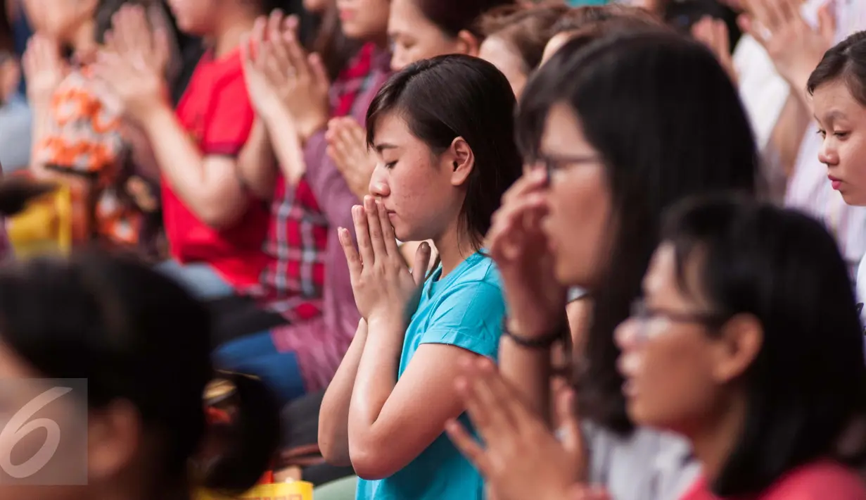 Umat Buddha Jakarta berdoa saat memperingati Hari Trisuci Waisak 2561 BE / 2017 di Wihara Ekayana Arama-Indonesia Buddhist Center, Tanjung Duren, Jakarta, Kamis (11/5). (Liputan6.com/Gempur M Surya)