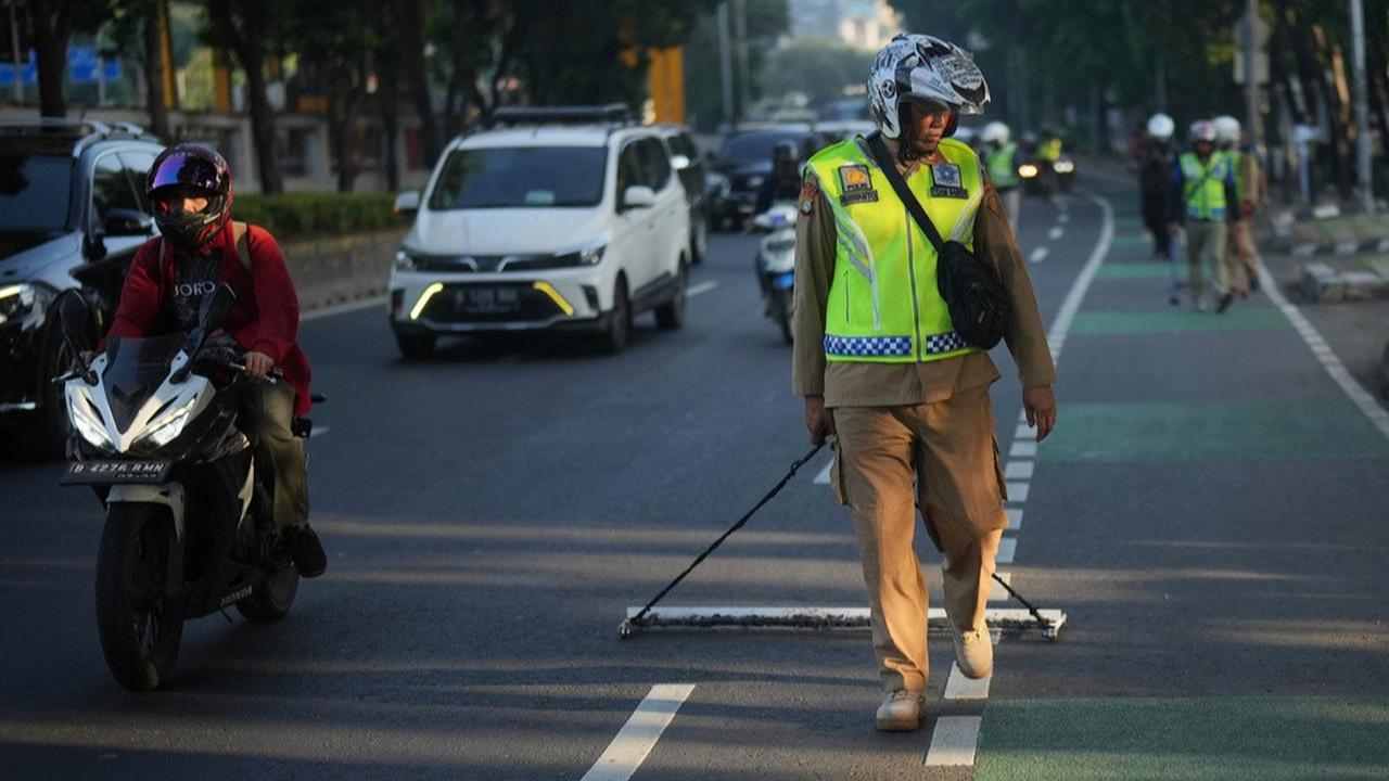 Aksi Tim Saber bersihkan paku di jalanan Jakarta