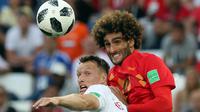Pemain timnas Inggris, Ashley Young berebut bola dengan pemain Belgia, Marouane Fellain pada laga terakhir Grup G di Stadion Kaliningrad, Kamis (28/6). Belgia menutup fase grup Piala Dunia 2018 dengan kemenangan 1-0 atas Inggris. (AP/Czarek Sokolowski)