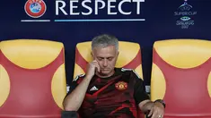 Pelatih Manchester United (MU), Jose Mourinho duduk termenung usai tim asuhannya takluk 1-2 dari Real Madrid pada Piala Super Eropa di Skopje, Macedonia, Selasa (8/8). MU gagal membawa pulang trofi Piala Super Eropa 2017. (AP Photo/Boris Grdanoski)
