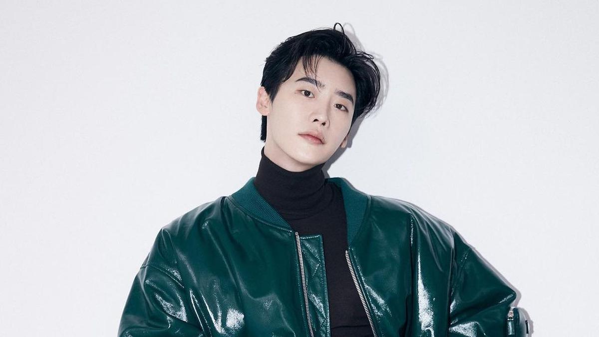 8 Gaya Fashionable Lee Jong Suk yang Bikin IU Kepincut - Photo Fimela.com