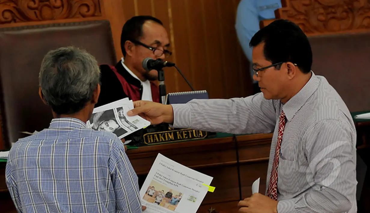 Sejumlah bukti diserahkan kepada hakim saat Sidang lanjutan Praperadilan di Pengadilan Negeri (PN) Jakarta Selatan, Selasa (10/2/2015). (Liputan6.com/Johan Tallo)
