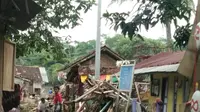 Sejumlah rumah warga mengalami kerusakan parah akibat terjangan banjir bandang dari luapan sungai Cikaso dan Cipalebuh, Kecamatan Pameungpeuk, Kamis malam. (Liputan6.com/Jayadi Supriadin)