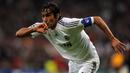 Raul Gonzalez. Striker legenda Real Madrid ini total bermain dalam 16 musim, mulai 1994/1995 hingga 2009/2010 dan tampil dalam 741 laga dengan torehan 323 gol. Ia pensiun pada 2015 bersama New York Cosmos yang dibelanya selama semusim usai membela Schalke dan Al Sadd. (Foto: AFP/Javier Soriano)
