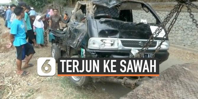 VIDEO: Mobil Pengantar Pengantin Terjun ke Sawah, 2 Tewas
