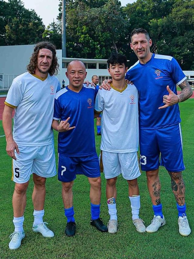 Carles Puyol dan Marco Materazzi bermain sepak bola di Jakarta.