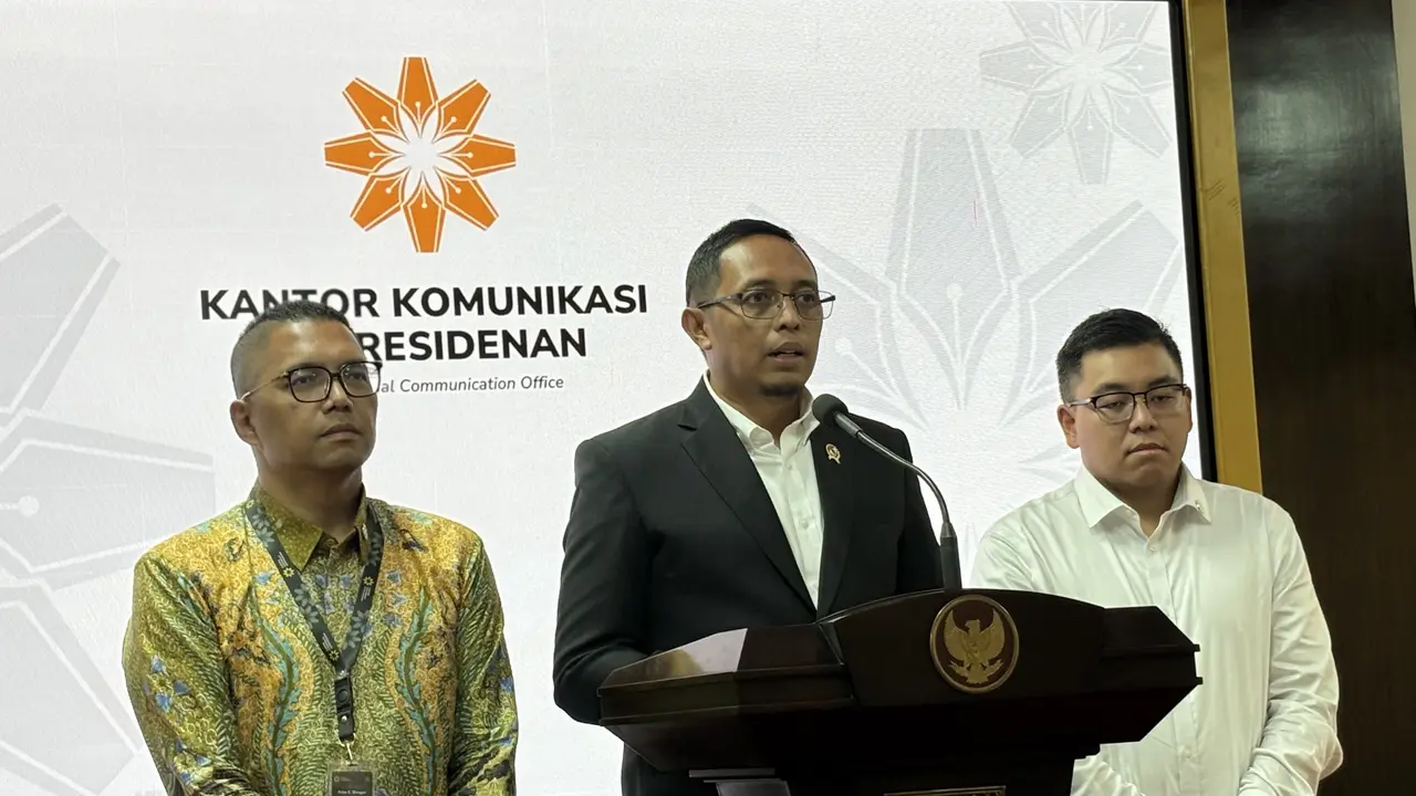 Kepala Kantor Komunikasi Kepresidenan Hasan Nasbi memberikan penjelasan soal pengumuman kabinet yang akan dibentuk oleh Presiden Prabowo Subianto. (Tira/Liputan6.com)