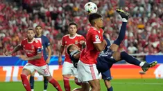 Pemain Paris Saint-Germain (PSG) Neymar melakukan tendangan salto saat melawan Benfica pada pertandingan sepak bola Grup H Liga Champions di Stadion Luz, Lisbon, Portugal, 5 Oktober 2022. Pertandingan berakhir imbang 1-1. (AP Photo/Armando Franca)