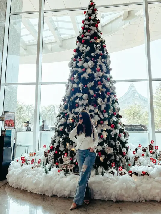 Marsha Aruan memadukan atasan putih yang ditumpuknya juga dengan sweater putih, dipadukannya mengenakan celana jeans panjang. [Foto: Instagram/aruanmarsha]