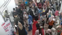 Ribuan pencari kerja memadati arena Job Fair kerjasama Disnaker Kudus dan UMK. (Liputan6.com/Arief Pramono)