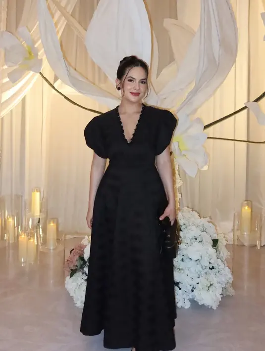 Stefhanie Zamora tampil dengan long dress hitam lengan puff kerah v neck. [@steffizamora]