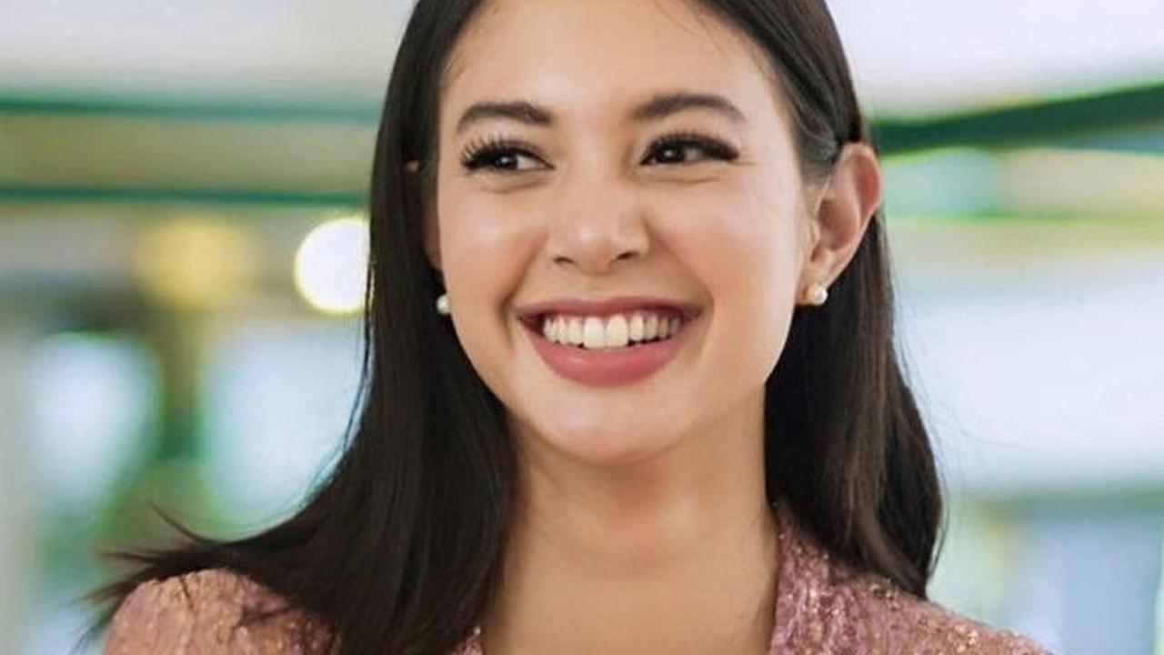 Penyanyi Aurelie pun tak ingin ketinggalan menumpahkan rasa kekesalannya terhadap wasit Shen Yinhao dan Sivakorn.&nbsp;