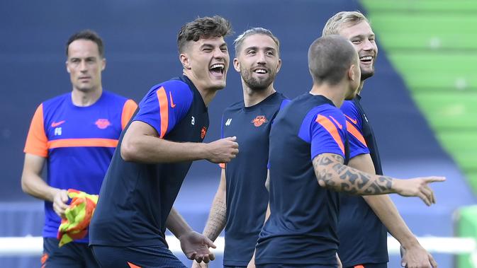 Para pemain Leipzig berlatih di Stadion Jose Alvalade, Lisbon, Portugal, Rabu (12/8/2020). Leipzig akan menghadapi Atletico Madrid pada perempat final Liga Champions. (Lluis Gene/Pool via AP)