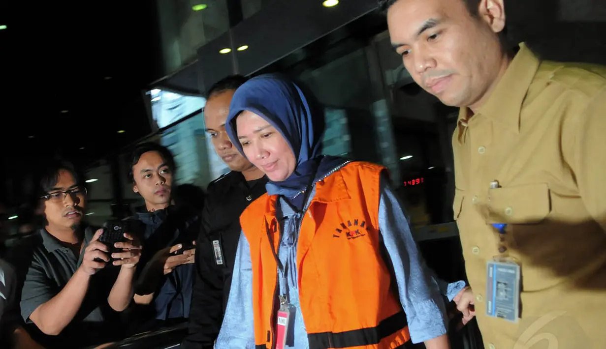 Istri Romi Herton, Masyito ditahan di Rutan KPK, Kuningan, Jakarta, Kamis (10/7/14). (Liputan6.com/Faisal R Syam)