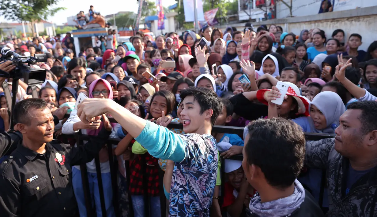 Jeritan dan teriakan remaja yang didominasi remaja putri menambah rame suasana. Para pemeran sinetron tersebut turun dari panggung untuk lebih dekat dengan para penggemarnya. (Daniel Kampua/Bintang.com)