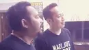 "Waktu itu Deni, di mobil ada sesuatu yang lucu ketawa tawa. Deni iseng, lempar koin (ke mulut) itu bener-bener gak bisa napas, ke tenggorokan. Nah deni juga panik," ujar Bedu. (YouTube/Kanal Beddu)