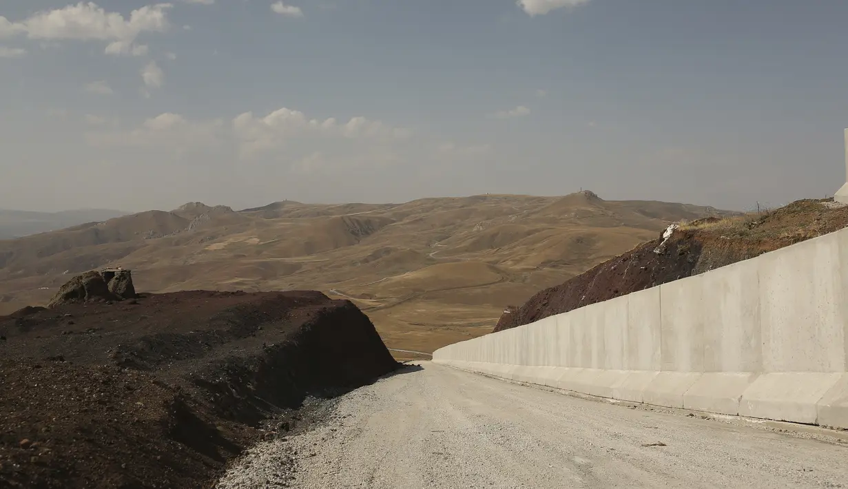 Tembok pembatas sedang didirikan di sepanjang perbatasan antara Turki dan Iran, di Provinsi Van, Turki timur, Kamis (19/8/2021). Menurut laporan dalam sepekan terakhir jumlah pengungsi dari Afghanistan yang menuju Turki melalui Iran semakin meningkat. (AP Photo/Emrah Gurel)