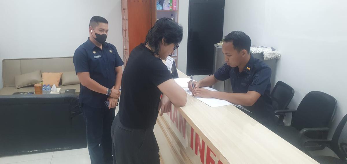 Indra kenz dijebloskan ke lapas tangerang. (merdeka.com/azzura galexia).