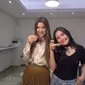 Sebagai minuman paling gaul di Indonesia, kopi ternyata menjadi perhatian Amanda Cerny. Bahkan ia belajar membuatnya bersama Prilly Latuconsina pada Rabu (23/8/2017). (Liputan6.com/Akbar Muhibar)