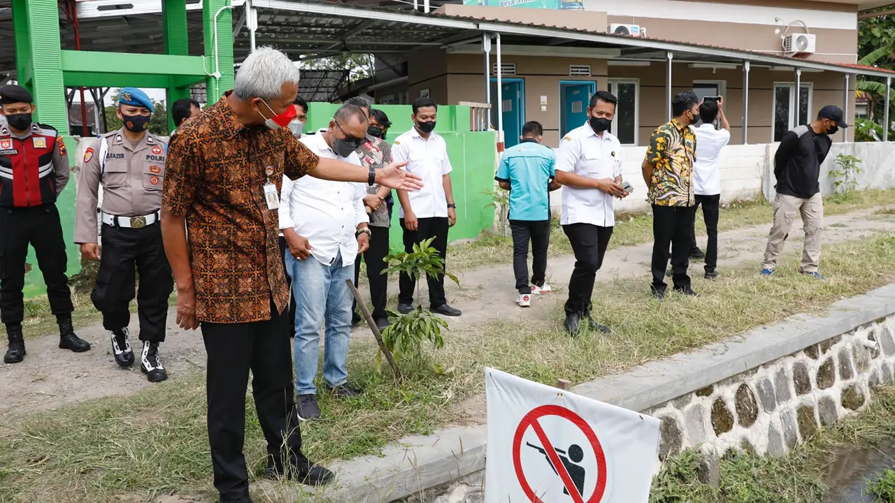 Ganjar Pranowo meninjau pembangunan talud di Desa Trangsan, Kecamatan Gratak, Kabupaten Sukoharjo. (Istimewa)