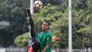 Aksi pemain Timnas Indonesia U-23, Hanif Sjahbandi melakukan tendangan salto pada sesi latihan di Lapangan A,B,C, Senayan, Jakarta (21/2/2018). Latihan ini merupakan persiapan Asian Games 2018. (Bola.com/Nick Hanoatubun)