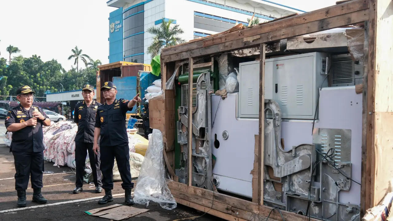 Direktorat Jenderal Bea dan Cukai (DJBC) Kementerian Keuangan membongkar ada unit mesin pembuat rokok ilegal. (Foto: Liputan6.com/Maulandy)