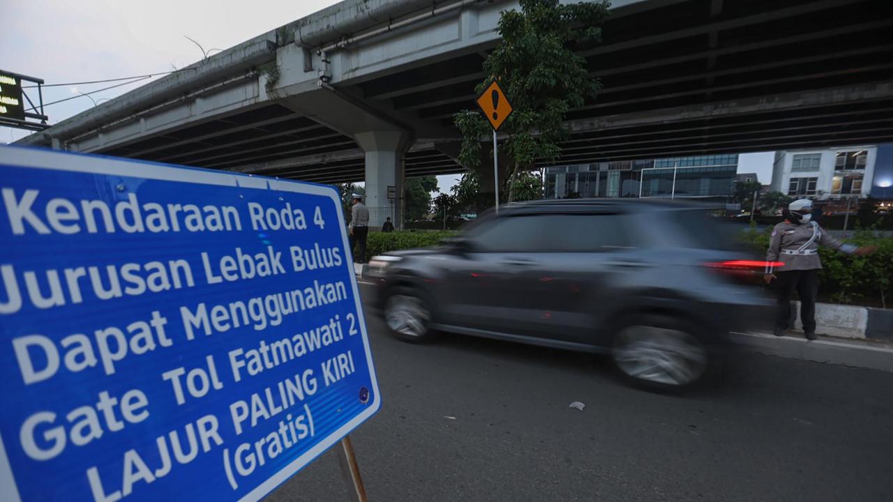 FOTO: Uji Coba Rekayasa Lalin di TB Simatupang, Jalur Gratis Tol Fatmawati Dibuka