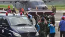 Anggota Militer, kepolisian dan Basarnas mengangkat peti jenazah korban kecelakaan Trigana Air untuk dimasukkan ke dalam mobil ambulan di Bandara Sentani, Kabupaten Jayapura, Papua, Rabu (19/8).  (AFP PHOTO/Indrayadi Thamrin)