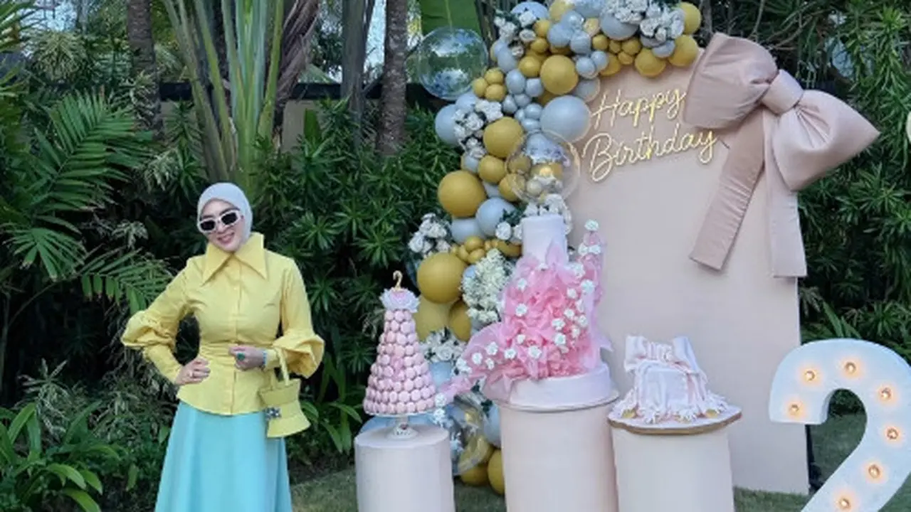 Gaya Colorful Syahrini di Ultah Kedua Baby R, Kenakan Tas Hermes Unik dan Sepatu Chanel Rp52jutaan