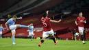 Gelandang Manchester City, Kevin De Bruyne, melepaskan tendangan ke gawang Manchester United pada laga Piala Liga Inggris di Stadion Old Trafford, Rabu (6/1/2021). City menang dengan skor 2-0. (Peter Powell/Pool via AP)