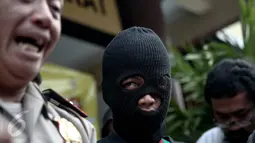 Tersangka Syaifulloh alias Ipul (22) saat rilis  di Polsek Tanjung Priok, Jakarta, Selasa (7/6/2016).Pencabulan dilakukan di kolong tol pelita Jalan Pelita Raya, Tanjung Priok, Jakarta Utara. (Liputan6.com/Faizal Fanani)