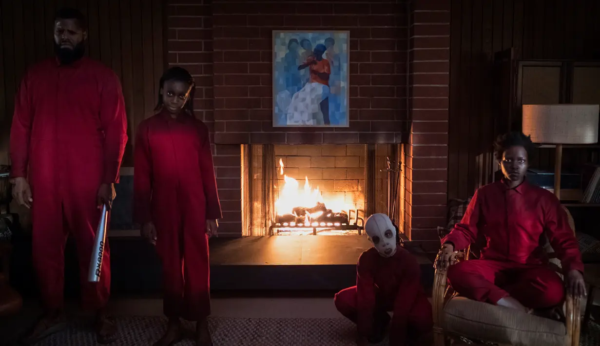 Winston Duke, Shahadi Wright Joseph, Evan Alex dan Lupita Nyong'o dalam sebuah adegan film 'Us'. Film ini merupakan karya dari sutradara nominasi Oscar sekaligus penulis naskah peraih Oscar 2017 Jordan Peele. (Claudette Barius/Universal Pictures via AP)