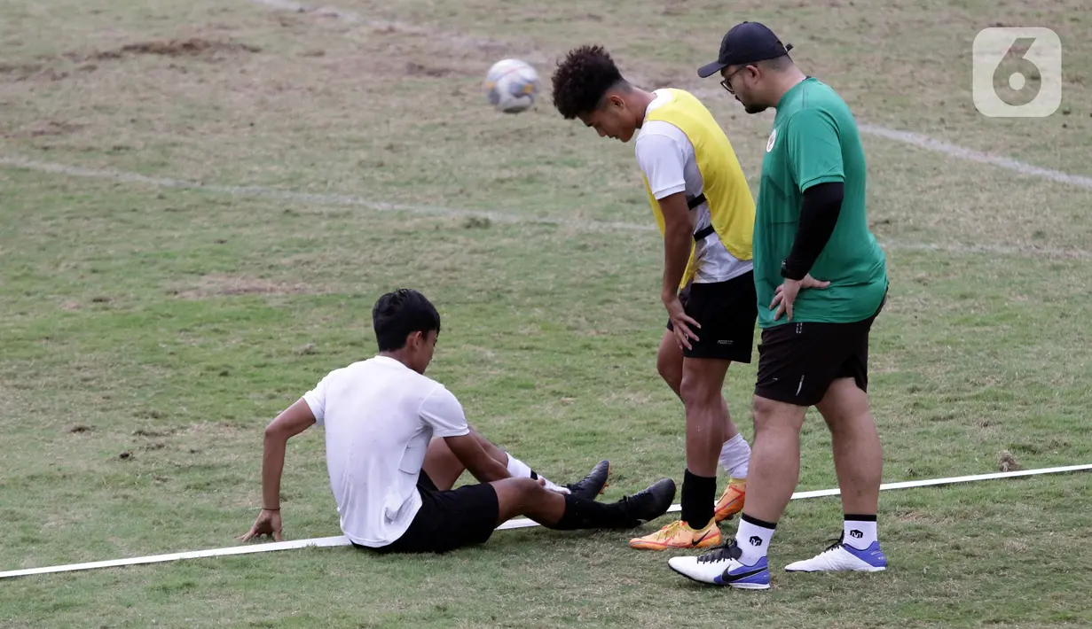 Salah satu pesepakbola Timnas U-19 Indonesia terlihat terduduk menahan sakit saat latihan di Lapangan A Gelora Bung Karno, Jakarta, Selasa (30/8/2022). Timnas U19 Indonesia akan tampil di Kualifikasi Piala Asia U20 2023 pada 14-18 September mendatang. Indonesia berada di Grup F bersama Vietnam, Hongkong, dan Timor Leste. (Liputan6.com/Helmi Fithriansyah)