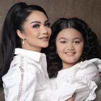 Sama-sama tampil cantik, Krisdayanti dan Amora pun kompak mengenakan kemeja warna putih untuk pemotretan mereka. @dhirmanputra