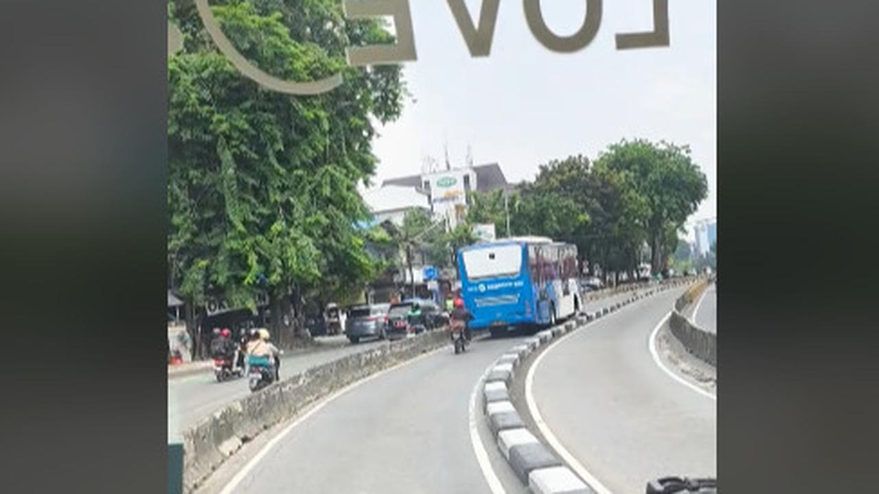Mobil Damkar Lewat Jalur Busway, Bus TransJakarta di Depannya Langsung Mengalah